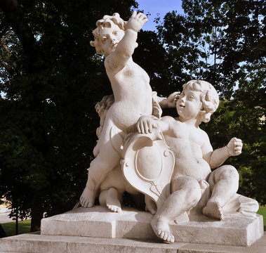Barocke Putten in einem Park von Wien