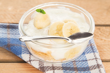 yogurt with banana