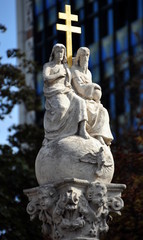 Wien - Steinerne Skulptur mit goldenem Doppelkreuz