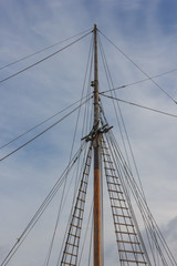 Segelmast mit Takelage 