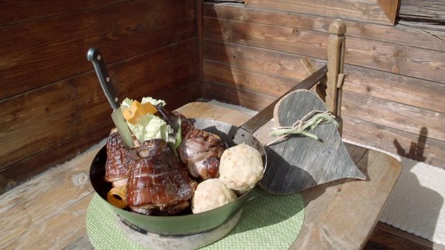 Schweinshaxe mit Semmelkn&ouml;del