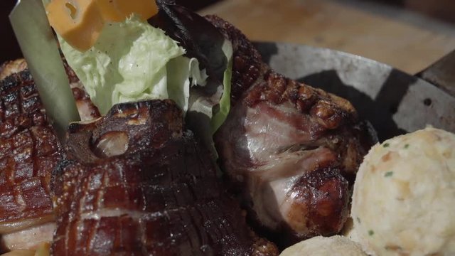 Schweinshaxe mit Semmelkn&ouml;del closeup