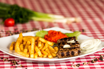 Cevapcici mit Pommes Frites