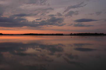 Fototapeta na wymiar Abend an einem See im Burgenland