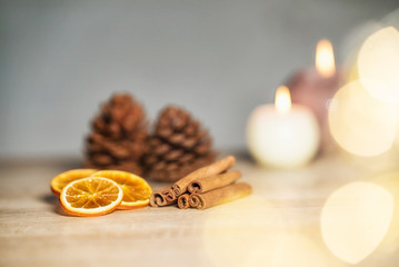 Weihnachtliche Szene mit  Zimtstangen und Orangen - obrazy, fototapety, plakaty