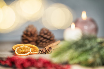 Weihnachtliche Szene mit  Zimtstangen und Orangen