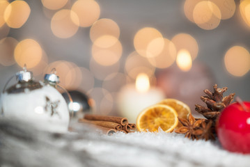 Weihnachtliche Szene mit Zimtstangen und Orangen