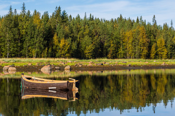 Лодка на водной глади