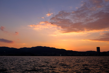 夕暮れの琵琶湖と山並み