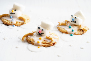 Fototapeta na wymiar marshmallow snowman on cookies