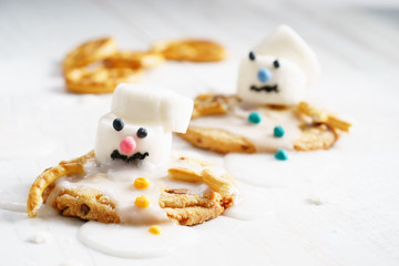 Fototapeta na wymiar marshmallow snowman on cookies