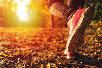 Zelfklevend Fotobehang Joggen Läufer im Herbst