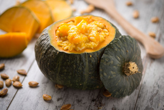 Risotto con la zucca servito in una zucca di colore verdone