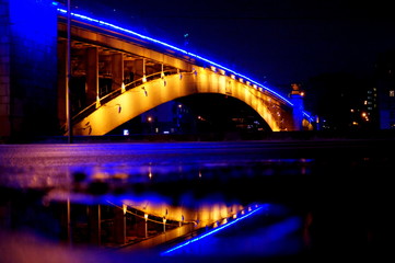 Fototapeta na wymiar Bridge in night light