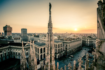 uitzicht op de stad Milaan vanaf het dakterras van de Duomo in de schemering