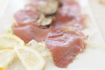 Carpaccio di Tonno con carciofini