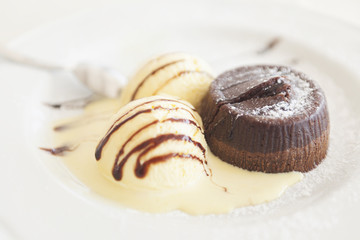 Tortino al cioccolato con gelato alla vaniglia