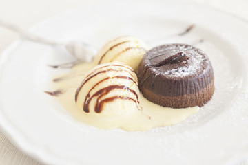 Tortino al cioccolato con gelato alla vaniglia