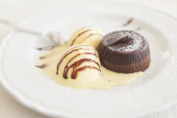 Tortino al cioccolato con gelato alla vaniglia
