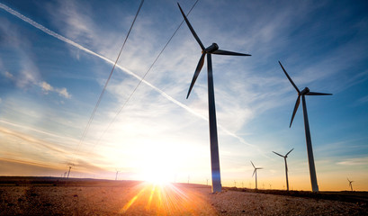 Aerogeneradores y concepto de energia renovable.Electricidad y paisaje de molinos de viento.Desarrollo sostenible e industria energetica © C.Castilla