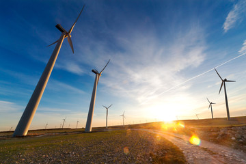 Aerogeneradores y concepto de energia renovable.Electricidad y paisaje de molinos de...