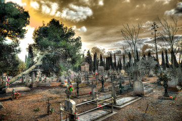 Cementerio,Tumbas y lapidas.Religion cristiana y funeral.Cruz y esculturas religiosas.