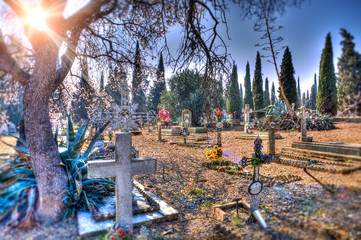Cementerio,Tumbas y lapidas.Religion cristiana y funeral.Cruz y esculturas religiosas.