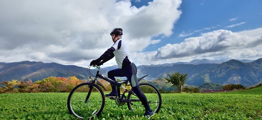 青空と紅葉の草原を走る