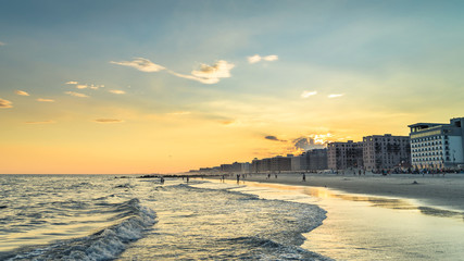 Fototapeta premium Długa plaża wieczorem. Letnia pogoda, obraz podzielony