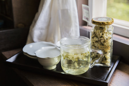 아카시아차와 찻잔