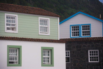 Fototapeta na wymiar case e finestre colorate