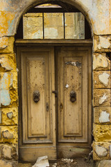 Verwitterte Türe mit Kalksteinfassade in St. Lawrenz, Gozo, Malta