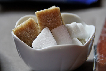 Azucarero, con terrones de azúcar moreno y blanco