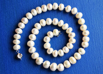 Нитка жемчуга на синем фоне/String of Pearls on a blue background