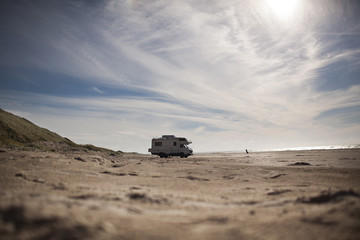 leerer Strand mit Wohnmobil