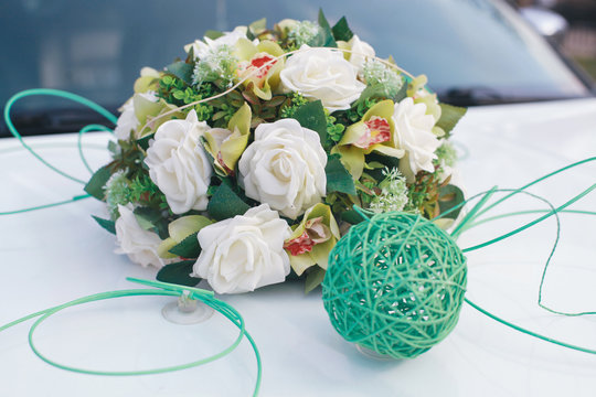 Wedding decoration on the luxury white car