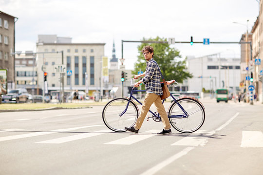 Fototapeta young man with fixed gear bicycle on crosswalk