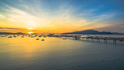 Obraz premium sunrise at Chalong pier