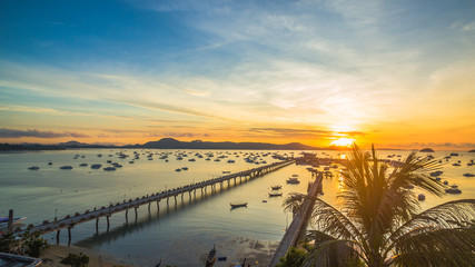 Obraz premium sunrise at Chalong pier