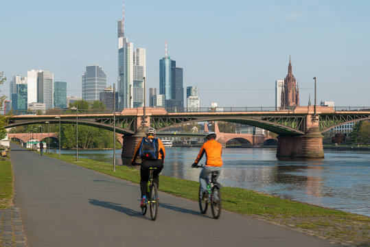 Frankfurt am main skyscraper building with people bicycling in p