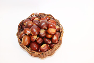 panier de châtaignes, marrons seules sur fond blanc 