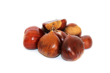 Marrons d'automne isol&eacute;s sur fond blanc