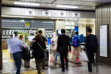 Papier Peint photo Gare Foule floue de personnes à la station de métro de Tokyo, Japon. Métro