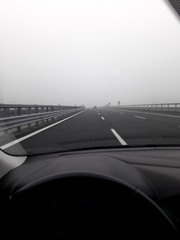 Obraz na płótnie Canvas Viaggiando in autostrada con la nebbia