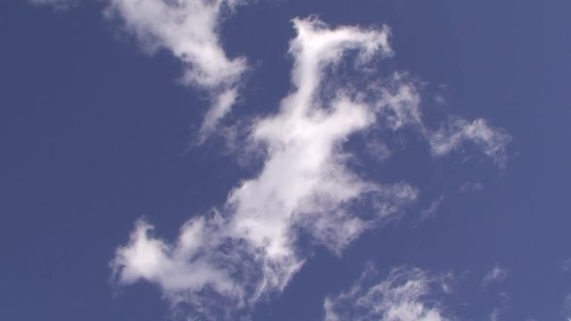 Ziehende Wolken am blauen Himmel
