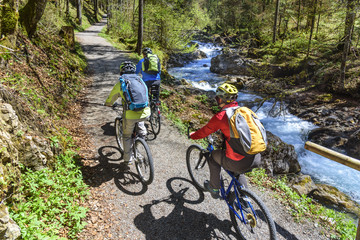Fototapeta premium Radtour entlang eines Wildbaches