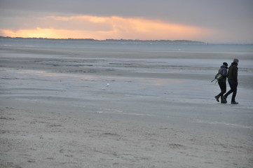 Spazierg&auml;nger am Strand im Winter