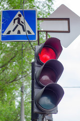 semofore on the city street 