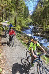 Fototapeta premium Radtour mit der ganzen Familie