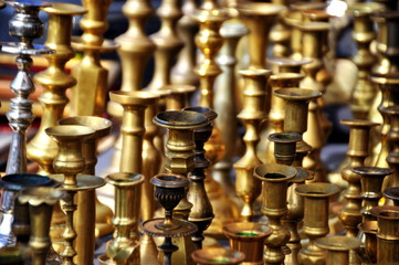 Goldene Kerzenleuchter auf dem Flohmarkt in Wien
